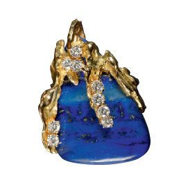 CHAUMET PENDENTIF "goutte" en or jaune sculpté retenant un important lapis-lazuli...