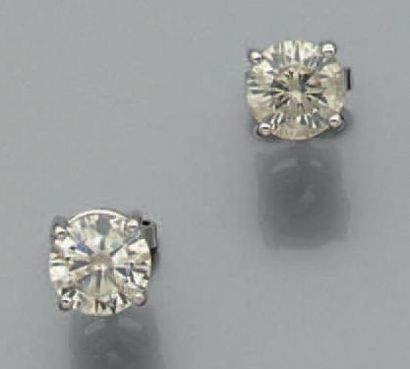 null PAIRE DE CLOUS D'OREILLES en or gris (750 millièmes) serti de diamants taille...