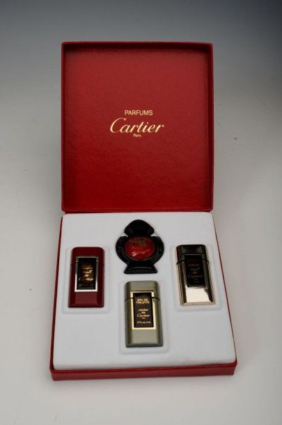 CARTIER Coffret titré comprenant quatre miniatures homothétiques: Must-Panthère-Santos-Must...