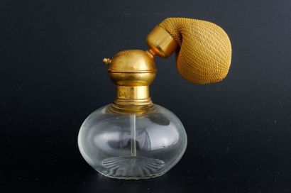 Guerlain Flacon vaporisateur, monture poire (lacunaire) en métal doré titré «Guerlain»...