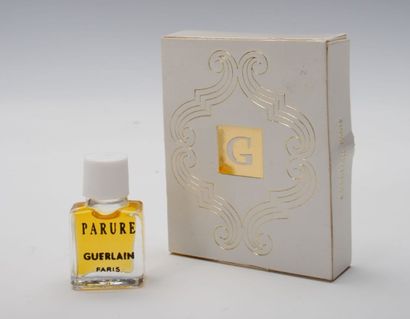 Guerlain «Parure» Miniature en verre panse carrée, bouchon en bakélite blanc «clippé»....