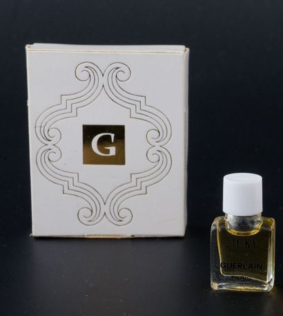 Guerlain «Jicky» Miniature en verre panse carrée, bouchon en bakélite blanc «clippé»....