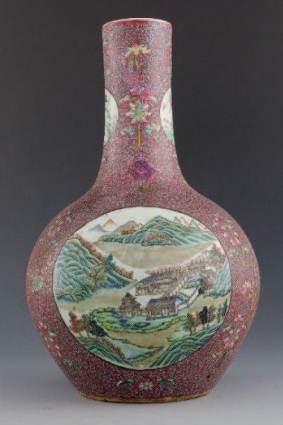 CHINE Important Vase globulaire à long col à décor style famille rose polychrome...