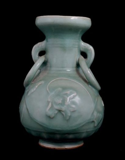 CHINE Vase de forme balustre à deux anses accolées à glaçure en céladon vert pâle...