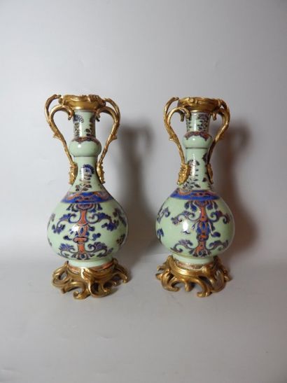null Paire de vases en porcelaine avec monture européenne en bronze doré XIXe à décor...