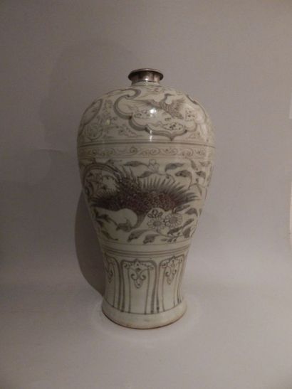 null Vase Meiping en porcelaine en argent à décor gris sur fond beige chine XXe siècle....