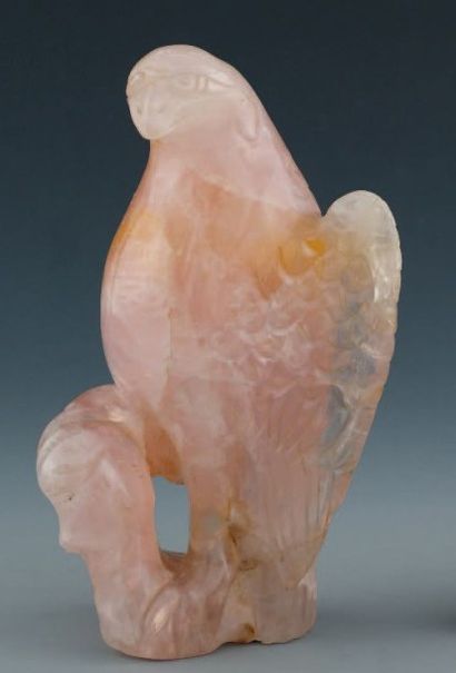 null Sujet représentant un aigle en quartz rose H: 22 cm