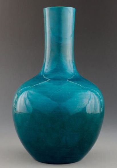 CHINE Bouteille à long col émaillée turquoise. XIXe siècle. H: 31 cm. Col restau...