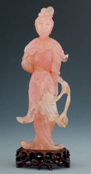 null Kwanin en quartz rose, (petits manques) H: 18.5 cm