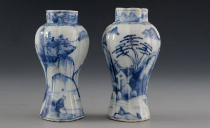 CHINE Deux petits vases à pans coupés à décor en bleu sous couverte de paysages chinois....