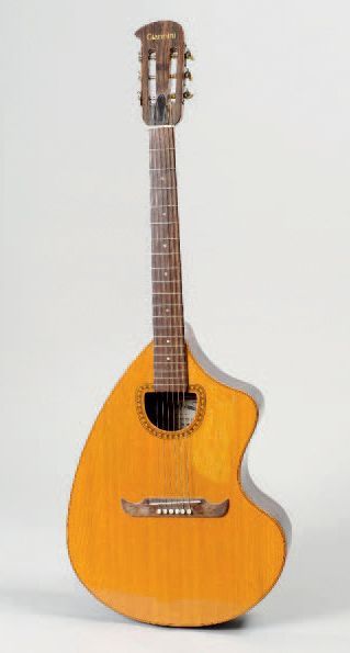 null Guitare de marque GIANNINI modèle Craviolla, produite entre 1972 et 1974
Fond...