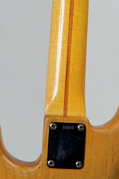 null Rare basse électrique solidbody de marque FENDER modèle
Precision Bass de 1958...