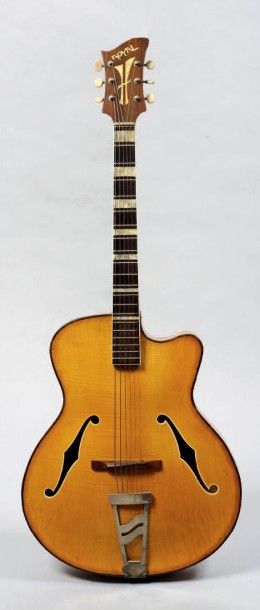 null Guitare jazz faite par les frères JACOBACCI à
Paris en 1958, modèle Royal.
Finition...