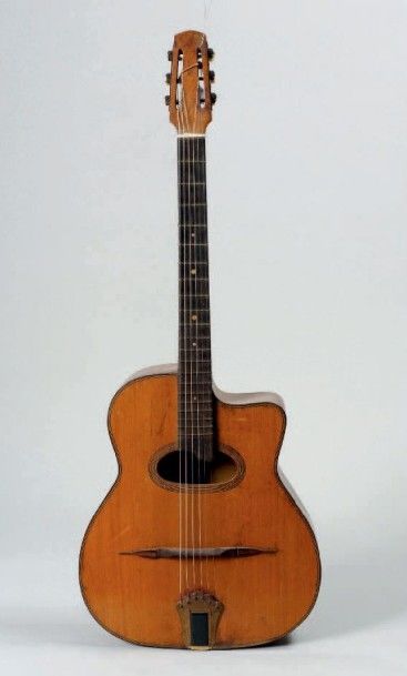 null Guitare Jazz française, cordes acier, 14 cases hors caisse. c. 1950
Caisse plaquée...