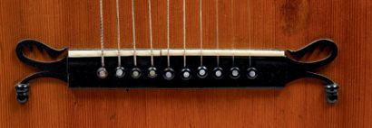 null Guitare viennoise 6 cordes + 4 basses théorbées faite à Vienne vers 1900
Table...