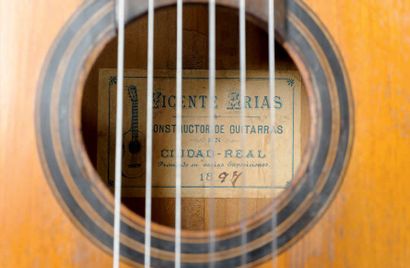 null Intéressante guitare espagnole de Vincente ARIAS (1833-1914), Ciudad Real, 1897
Table...