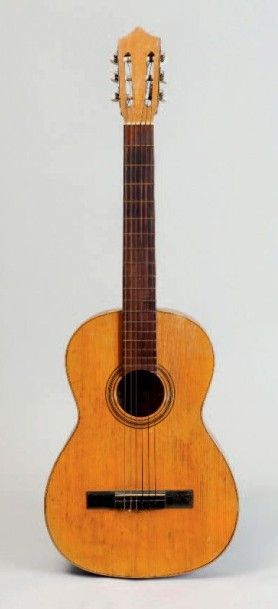 null Guitare classique espagnole avec une étiquette de Prudencio SAEZ, 1971
Diapason...