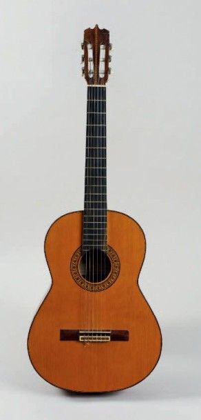 Guitare classique espagnole avec une étiquette...