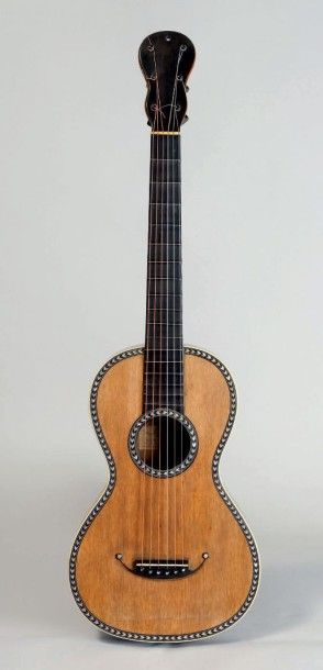 null Guitare romantique portant etiquette de Hypolitte COLLIN, Mirecourt c. 1830,
Table...