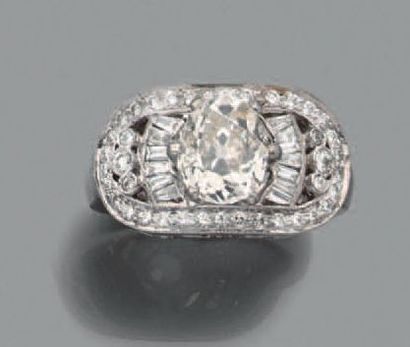 null BAGUE en or gris (750 millièmes) à motif ovale ajouré serti de diamants taille...