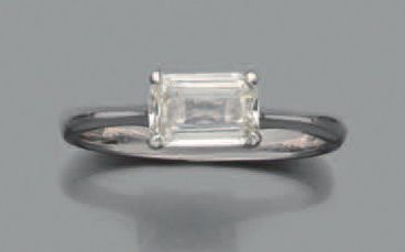 null BAGUE solitaire en or gris (750 millièmes) serti d'un diamant taille émeraude,...