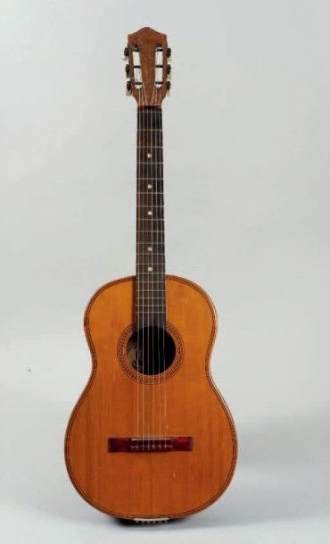null Guitare Jazz fabrication française, avec une étiquette R.GEROME C. 1950 12 cases...