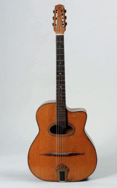 null Guitare Jazz française, cordes acier, 14 cases hors
caisse. c. 1950
Caisse plaquée...