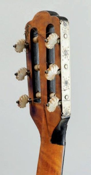 null Guitare romantique de AUBRY-MAIRE dont elle porte la marque au fer, faite à...
