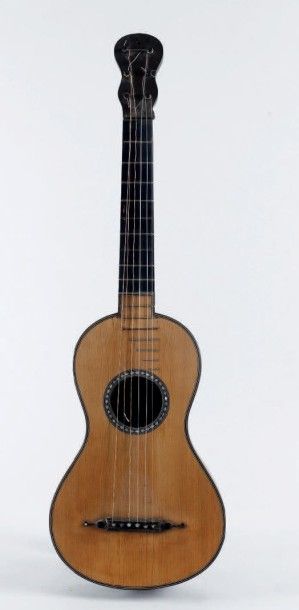 null Guitare anonyme de transition c. 1810
Diapason 636mm espacement au sillet de...