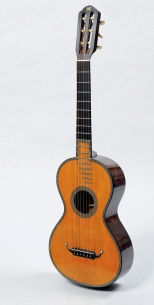 Très beau modèle d'une guitare de René LACOTE...