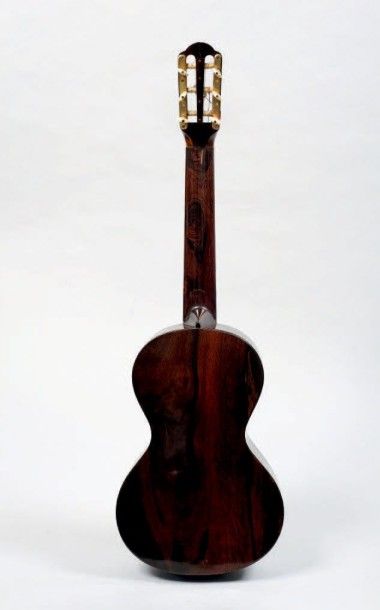 null Très beau modèle d'une guitare de René
LACOTE à Paris c. 1835 avec sa marque...
