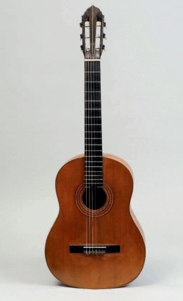 Guitare classique portant une étiquette CG...