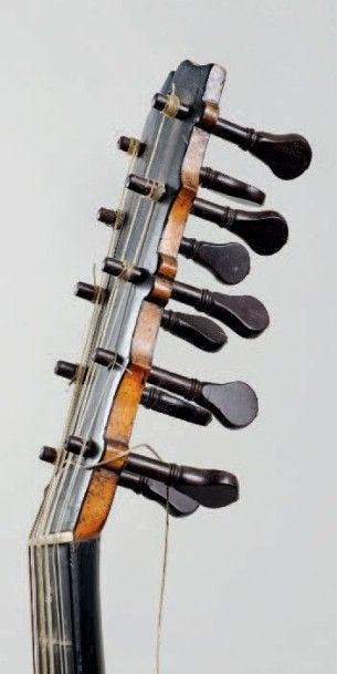 null Très belle guitare de NICOLAS AINE, faite à Mirecourt vers 1790, rare marque...