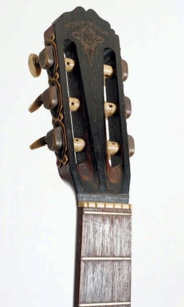 null Guitare de marque
SELMER/MACCAFERRI modèle classique Espagnol n°202,
PAT n°10431...