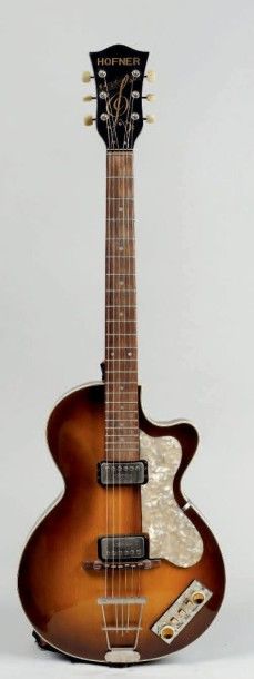 null Guitare électrique de marque HÖFNER, modèle club-model 50, c.1962
Finition sunburst,...