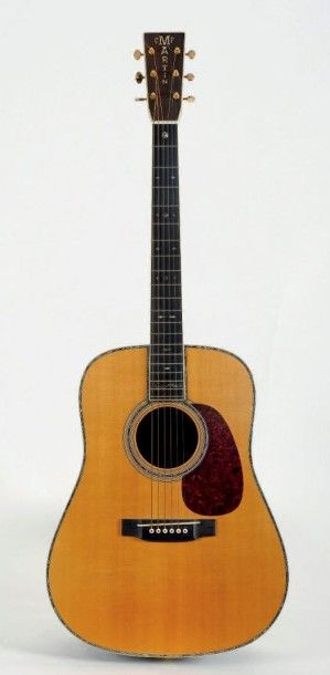 null Guitare Folk de marque MARTIN modèle D45V de 1998, n° de série 676797
Fond et...
