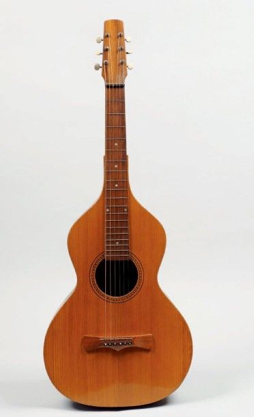 null Guitare Hawaïenne de C.KNUTSEN, dont elle porte l'étiquette originale.
Produite...