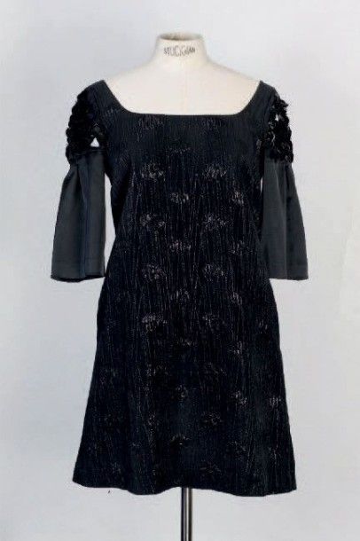 MOSCHINO Petite robe noire brodée de paillettes de rhodoïd
Taille 38