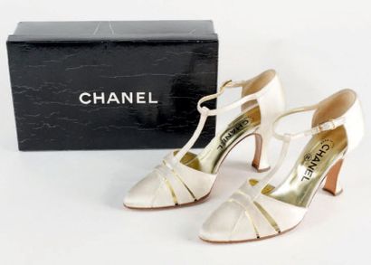 CHANEL Paire de salomé en satin ivoire
Taille 38