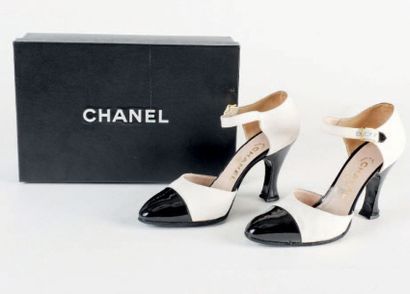 CHANEL Paire de salomés en toile beige et vernis noir
Taille 38