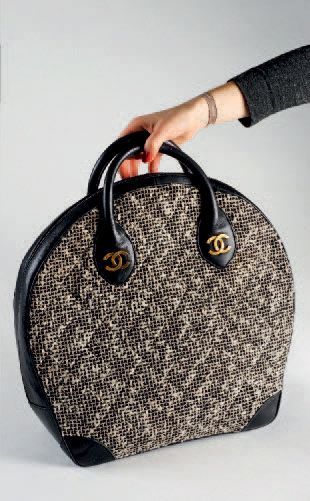 CHANEL Sac en tweed noir et blanc et cuir noir