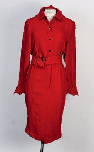 Thierry MUGLER AUTOMNE/HIVER 1988
Collection «les vampires»
Robe en crepe rouge,...