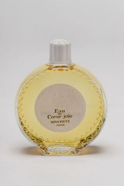 Nina RICCI "EAU DE COEUR JOIE"
Flacon modèle montre étiquette titrée, bouchon à vis,...