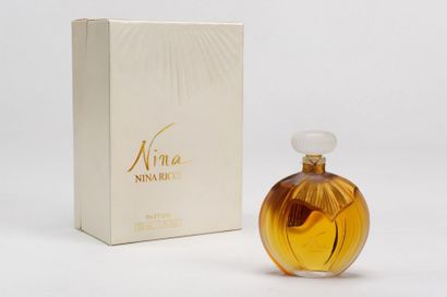 Nina RICCI «NINA»
Flacon Edition Limitée "Drapé Or". Création Marie - Claude Lalique....