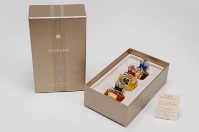 Guerlain «LE SACRE DES ORIENTAUX»
Coffret comprenant trois flacons bouchons quadrilobé...