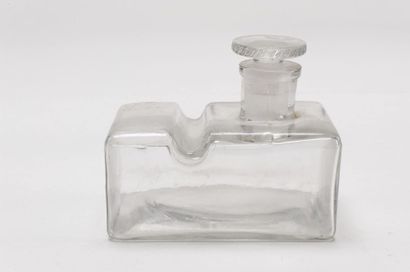 Guerlain Flacon en verre de forme encrier, pour le brûle parfum.
Titré "Guerlain"...