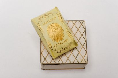 Guerlain "VISAGE DE NUÉE"
Boîte à poudre non scellée de forme carrée, décor de résilles...