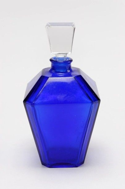 Guerlain «JICKY»
Flacon en verre teinté bleu, modèle «lanterne».
Bouchon à découpe...