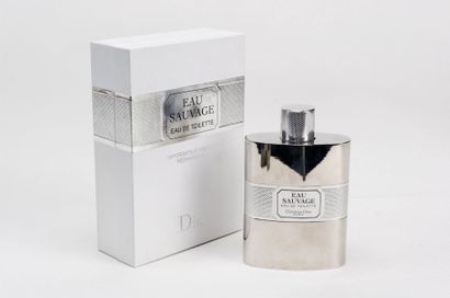 CHRISTIAN DIOR "EAU SAUVAGE"
Flacon vaporisateur rechargeable recouvert de métal...