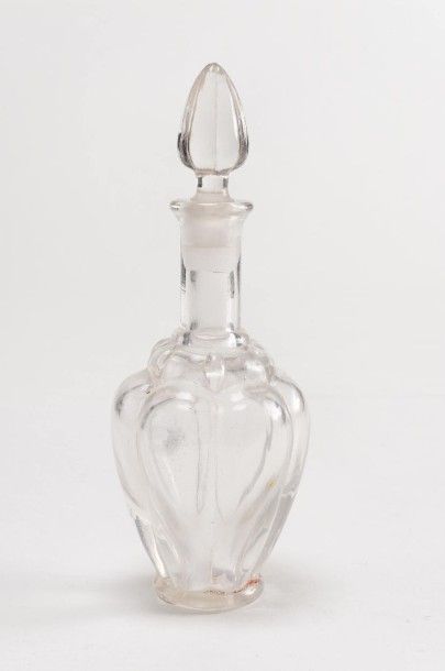 Guerlain Rare flacon vinaigrier en verre pressé moulé, siglé sous la base "Guerlain...